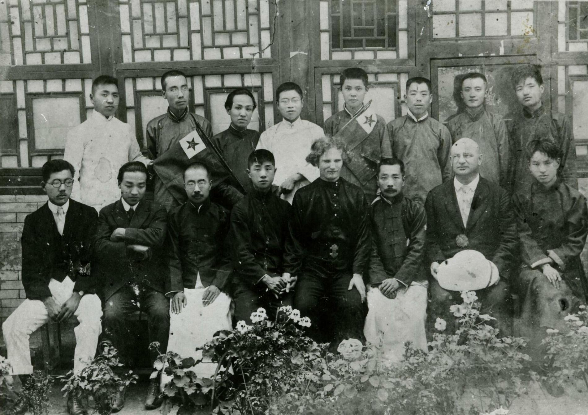 В.Я. Ерошенко с эсперантистами Пекинского университета